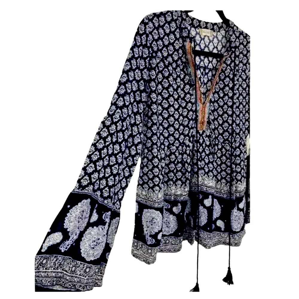 Altar’d State Women’s tunic top in blue & white print. Size small. Like New. - Picture 2 of 7